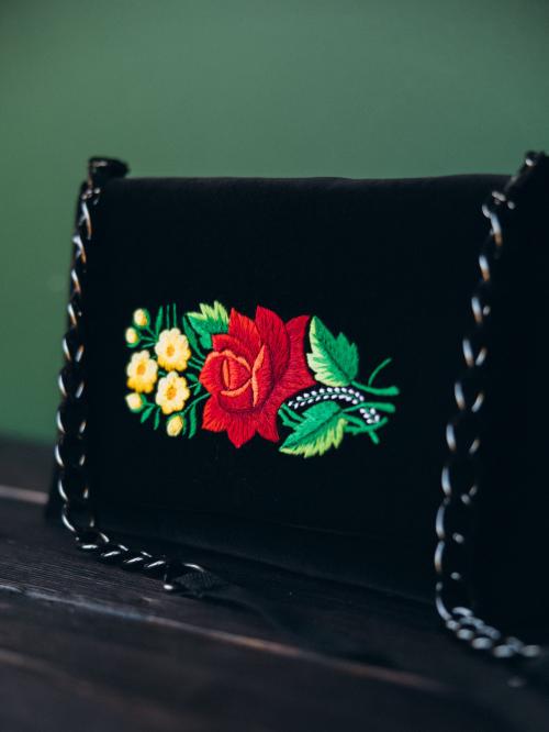 torba czarna haftowana z łańcuchem
