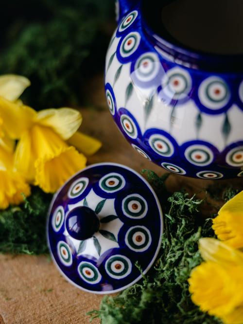Zbliżenie na pokrywkę ceramicznego czajnika.