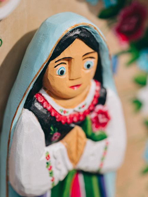 kapliczka rzeźbiona - Maryja w stroju łowickim zbliżenie na  Maryję