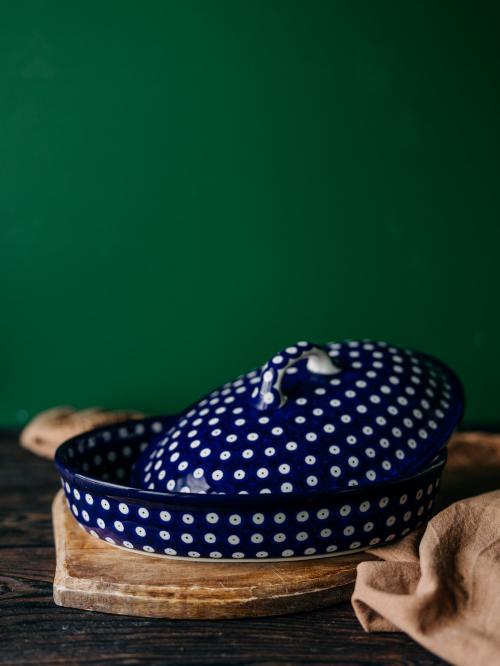 naczynie na zielonym tle