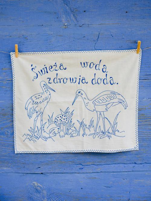 makatka świeża woda zdrowia doda na niebieskim tle
