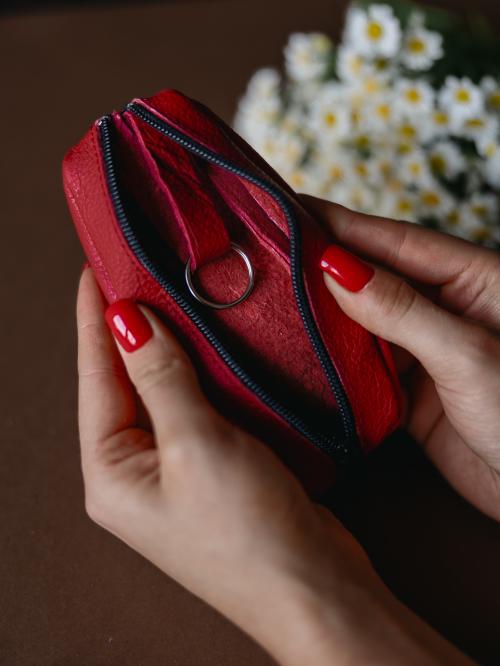 Rozsunięte etui w dłoniach.