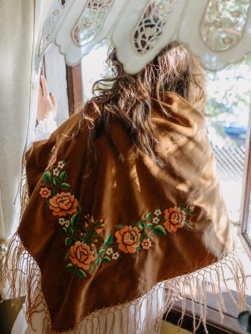 chusta haftowana brązowa na osobie
