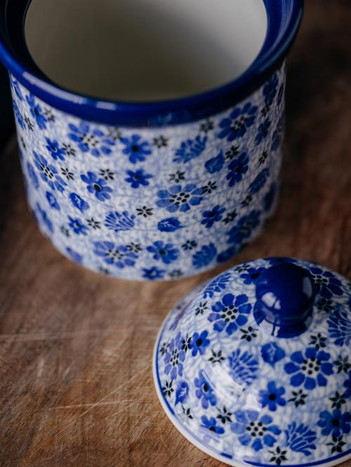 pojemnik z otwartą przykrywką