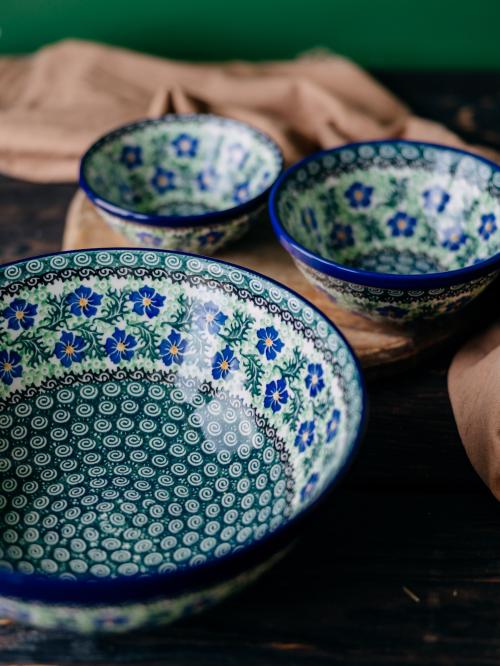 miska średnia 17 cm chabry wśród innych naczyń