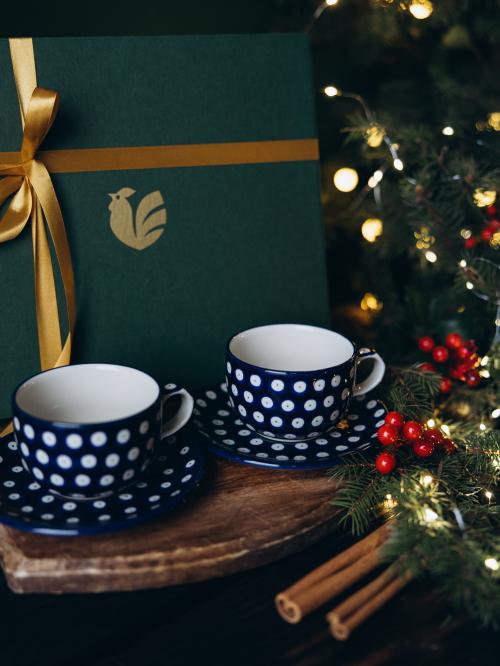 filiżanki do herbaty groszki na tle pudełka prezentowego