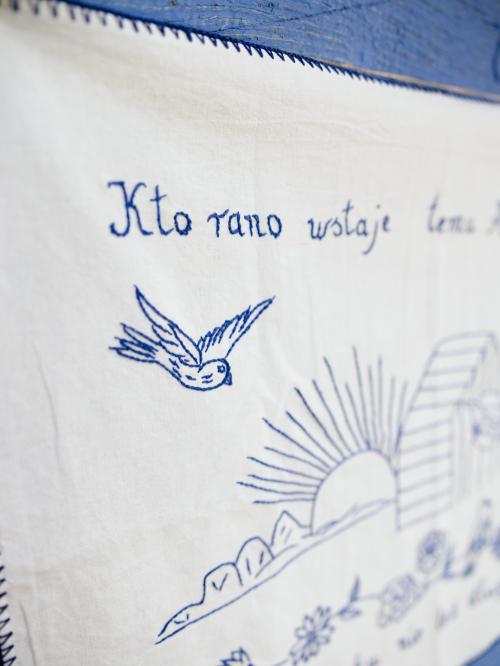 makatka kto rano wstaje temu Pan Bóg daje, a ty leniuszku nie leż długo w łóżku  zbliżenie na haft