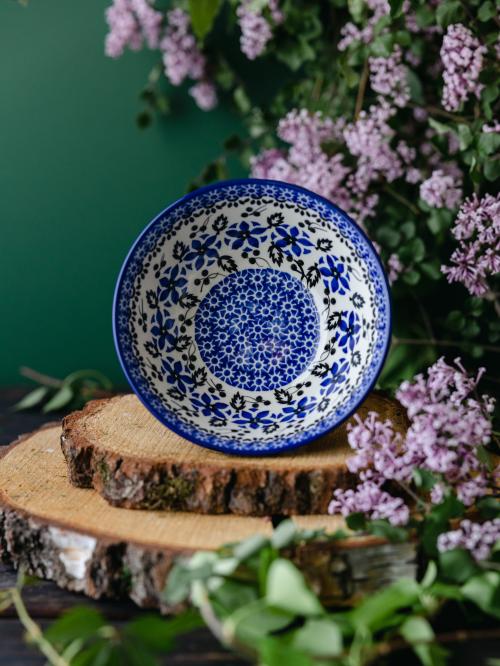 Zbliżenie na wzór we wnętrzu ceramicznej miski.