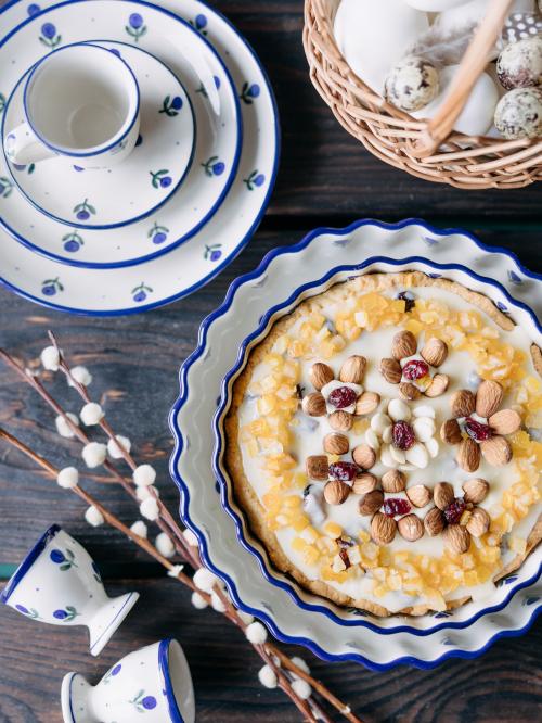 talerz jagódki na tle większych talerzy