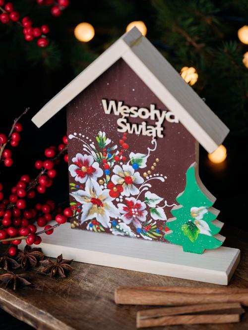 drewniany domek ,,Wesołych Świąt"