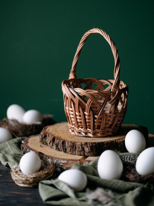 koszyczek wielkanocny wśród jajek