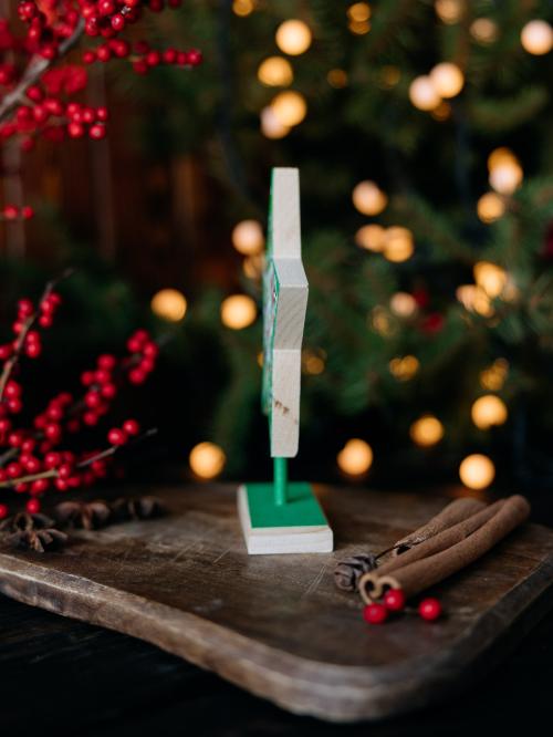 drewniana gwiazdka zielona bokiem