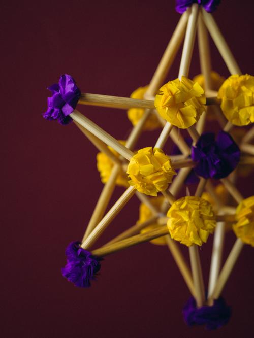 mini pająk na bordowym tle