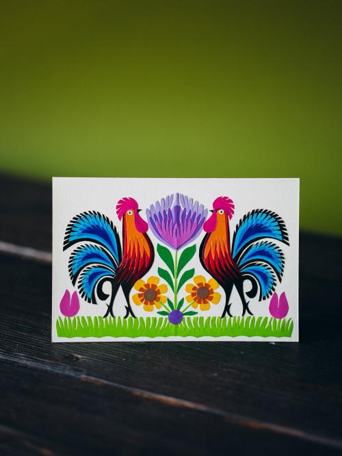 kartka wycinanka dwa koguty z niebieskimi ogonami