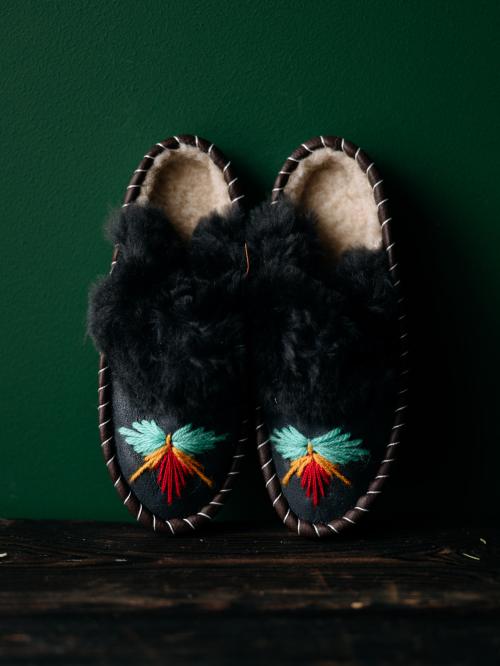 bambosze na tle zielonej ściany