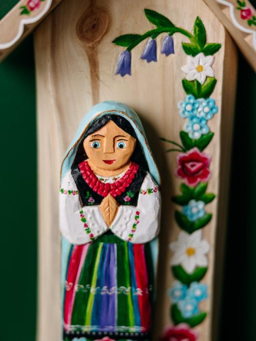 Maryja w stroju łowickim