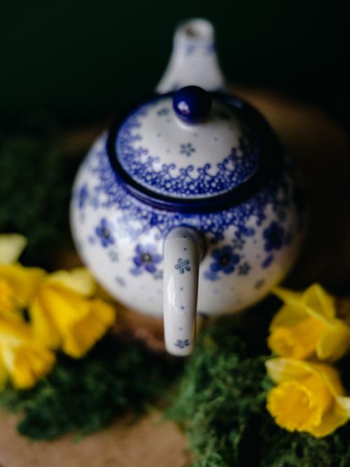 Zbliżenie na uchwyt ceramicznego czajnika.