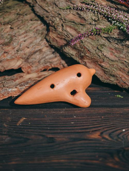 tradycyjny instrument ludowy okaryna na naturalnym tle