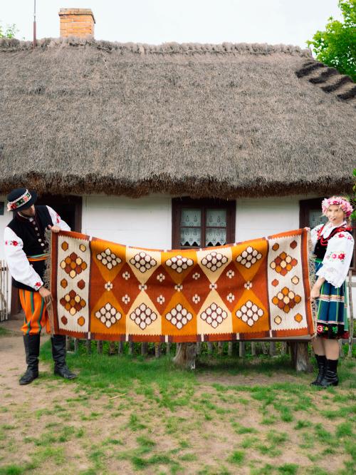 kilim na tle chaty wiejskiej