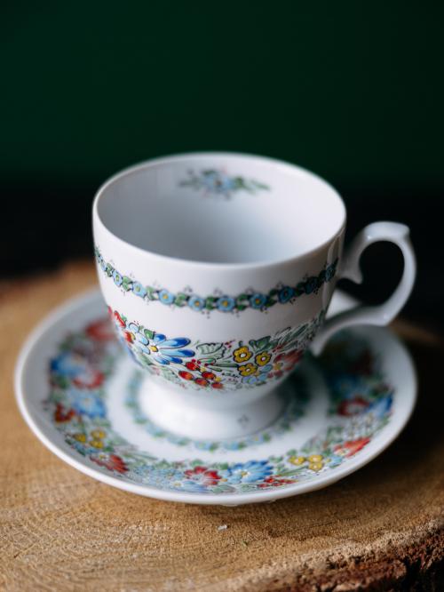 filiżanka na drewnie