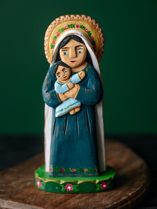 rzeżbiona matka boska z dzieciątkiem