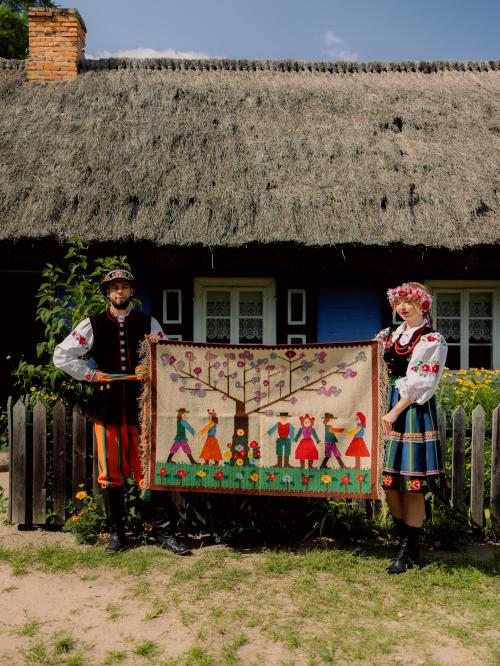 kilim trzymany przez łowiczaków