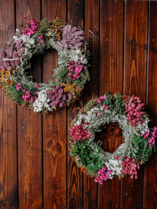 suszone wianki  w kolorze różu i bieli na brązowym tle