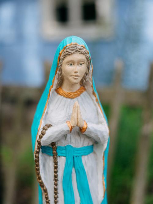 rzeźba Maryi zbliżenie