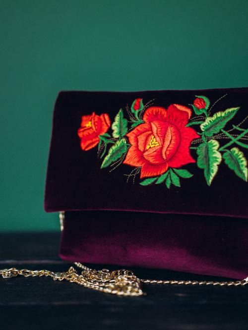 kopertówka bordowa na tle niebieskiej ściany