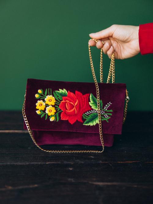 haftowana kopertówka bordowa z łańcuszkiem