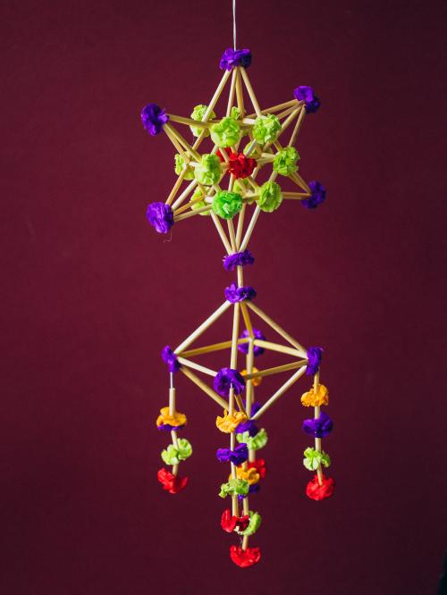 mini pająk na bordowym tle