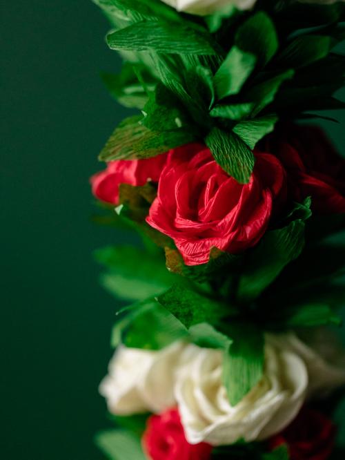 zbliżenie na czerwone kwiatki z bibuły