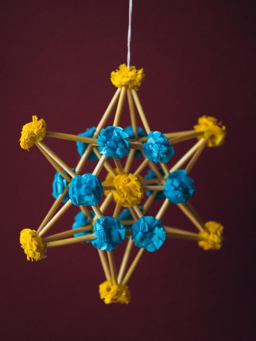 pająk na bordowym tle