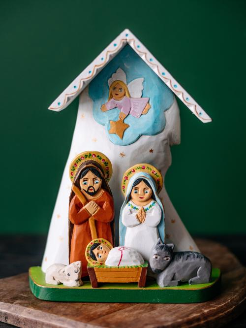 rzeźba na zielonym tle