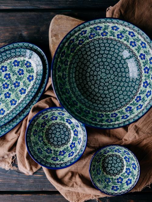 miska mała chabry wśród innych naczyń