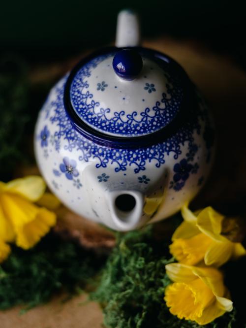 Zbliżenie na dziubek ceramicznego czajnika.