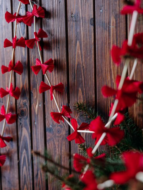 łańcuch choinkowy na drewnie