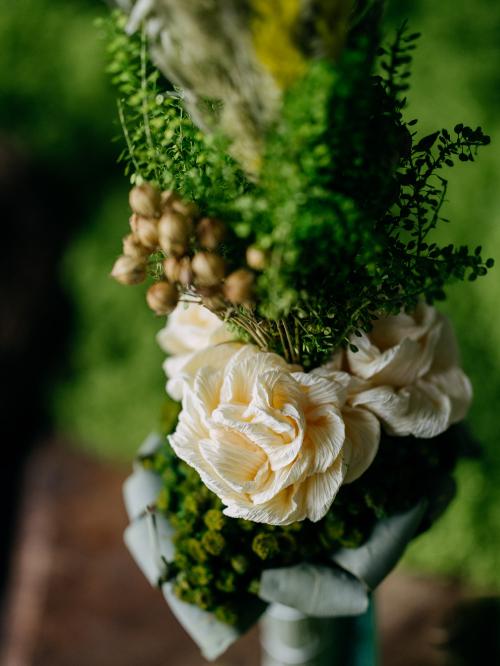 palma z białymi kwiatkami