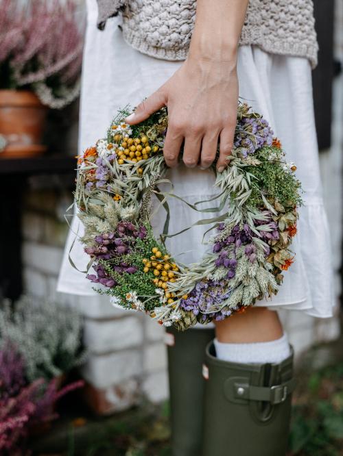 suszony wianek duży trzymany w ręku