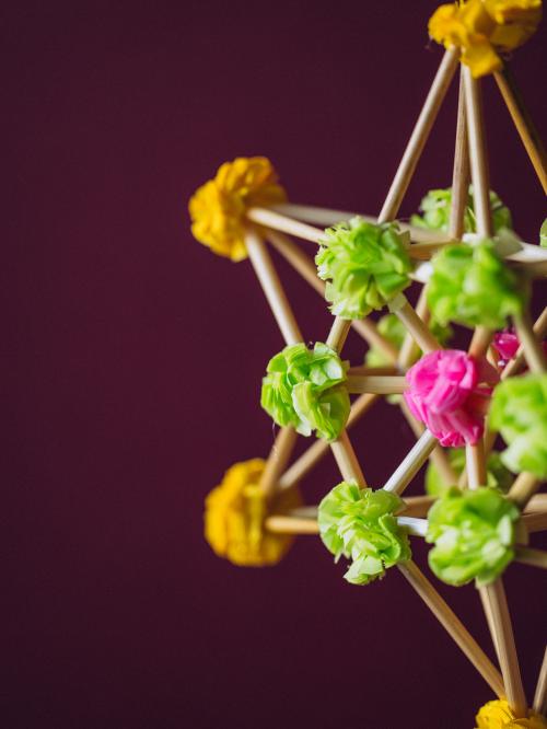 mini pająk na bordowym tle