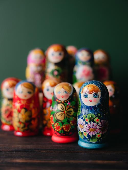 Matrioszka na tle innych babuszek.