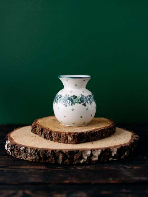 wazon okrągły wianek zielony na zielonym tle