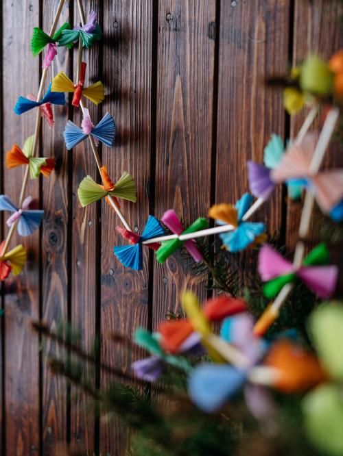 łańcuch choinkowy na drewnie