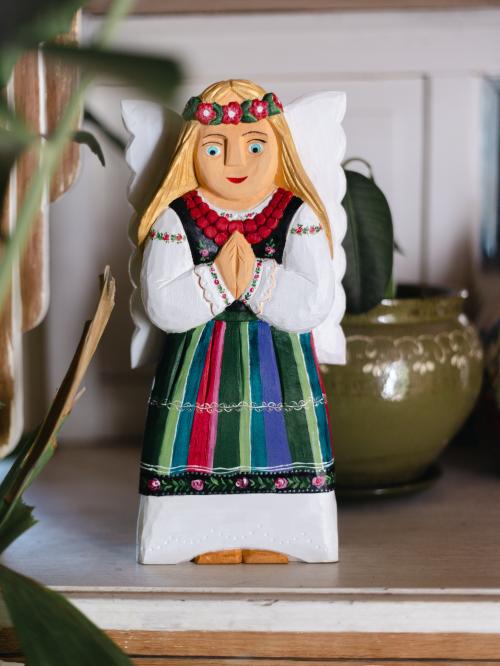 anioł rzeźbiony w łowickim pasiaku  stojący przodem