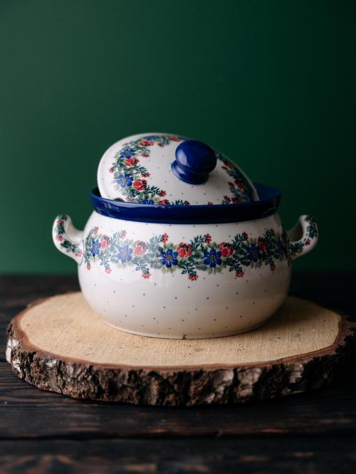 waza wianek z makami na drewnie