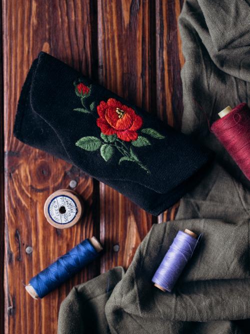 czarne etui na okulary