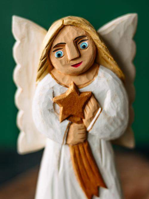 anioł ze złotą gwiazdą