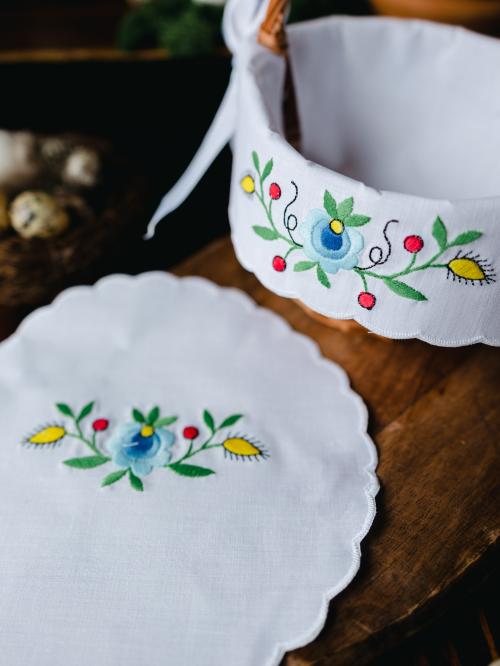 Haftowana serwetka ułożona w koszyczku.