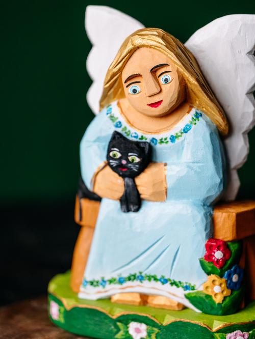 anioł  z czarnym kotem