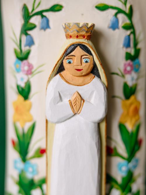 Matka boska w białej szacie